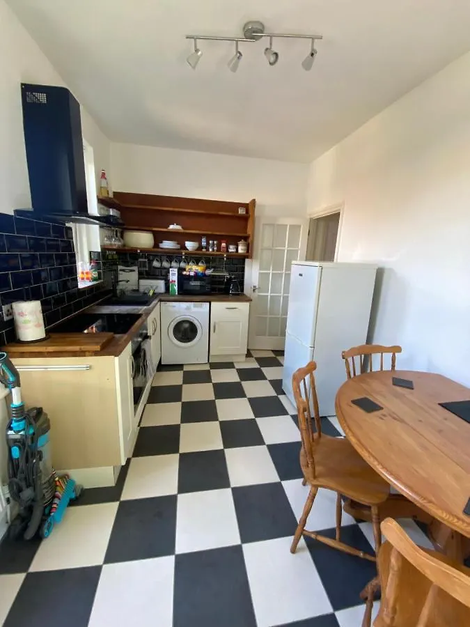 Lovely 2 Bedroom Flat Wifi Close To The Beach Bournemouth