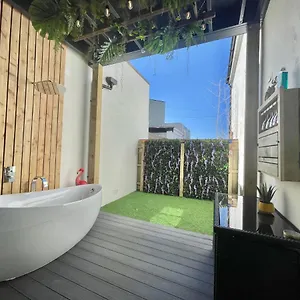 Coastline Retreats: Jungle-themed Seafront Garden Bournemouth