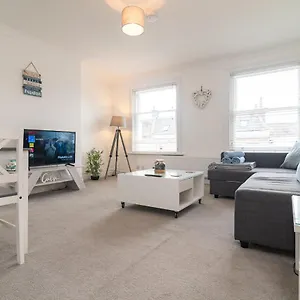 Light And Airy 1 Bedroom Flat 700m From The Bournemouth