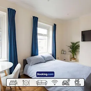 New Private By Stirkmartin Short Lets & Serviced With Free Parking & 7mins From Centre Apartment Cardiff